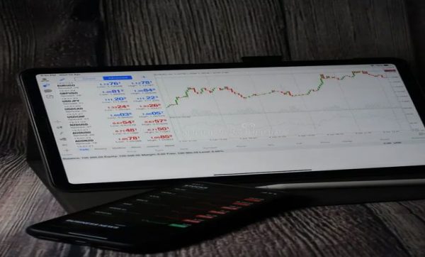 بررسی تفاوت‌های تریدینگ ویو با پلتفرم های مشابه